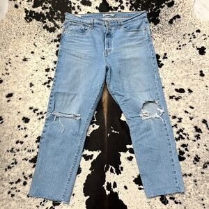 Levi Wedgie Straight Jean. Waist 32. Inseam 26”